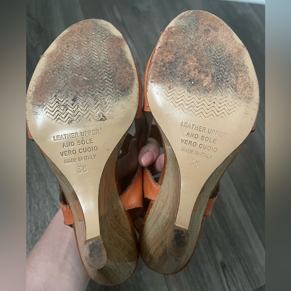 Latitude Femme orange genuine leather buckle platform sandals. - Picture 11 of 11